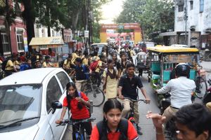 Congestion at Chitnis Park Chowk raises safety concerns for New English Medium School students