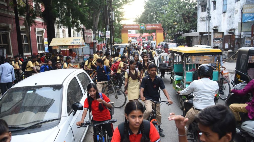 Congestion at Chitnis Park Chowk raises safety concerns for New English Medium School students