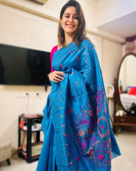 Marathi Actress Blue Saree Look