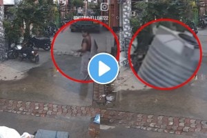 Shocking A large tank of water fell on the woman's head from the terrace video