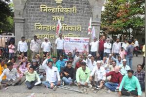 prahar association protest in front of collectors office for various demands of disabled