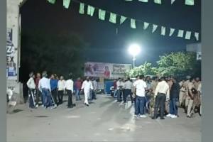 in amravati mob pelted stones at Nagpuri Gate police station demanding case against Yeti Narasimha