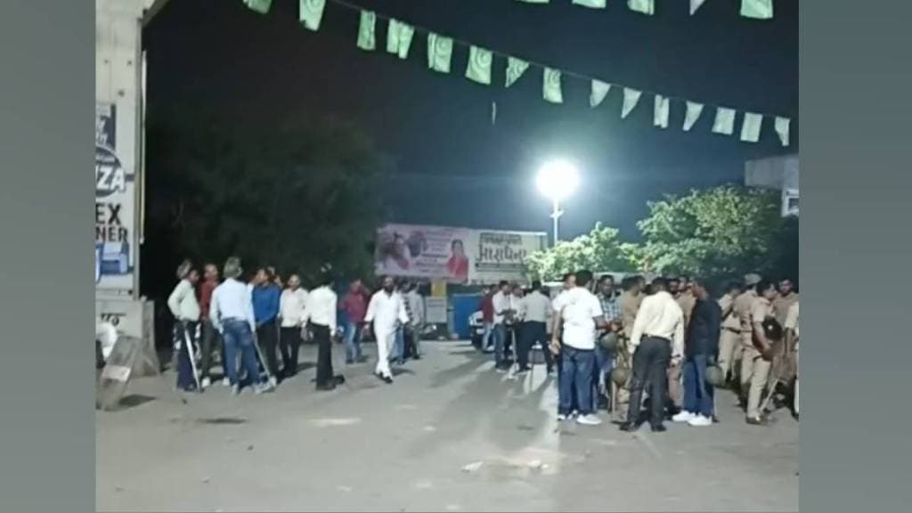 in amravati mob pelted stones at Nagpuri Gate police station demanding case against Yeti Narasimha