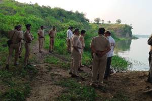 father thrown his two dauthers in river in buldhana district