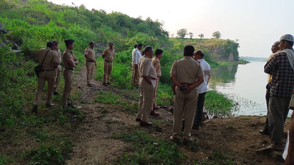 father thrown his two dauthers in river in buldhana district