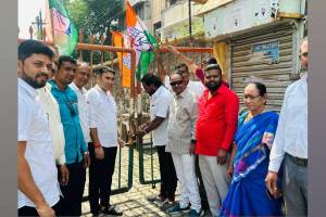 nashik congress party workers protested by locking office of Congress Bhawan on Mahatma Gandhi Road