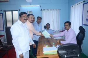 Mahayuti Mahavikas Aghadi and independents filed nominations in Dombivli Kalyan West on Tuesday