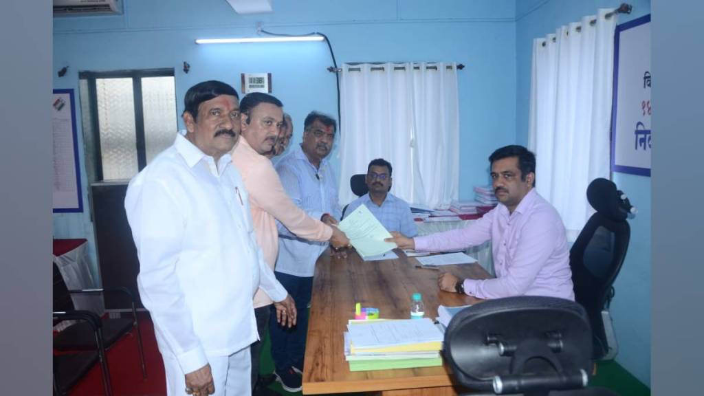 Mahayuti Mahavikas Aghadi and independents filed nominations in Dombivli Kalyan West on Tuesday