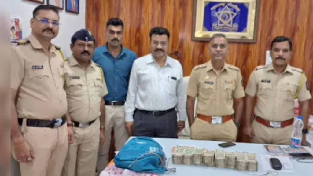 20 lakh found in Asangaon local Returned to original owner by Kalyan Railway Police sud 02