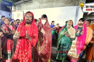 Sadu Mata ni Pol is popular sheri garba in Ahmedabad men dress up like women