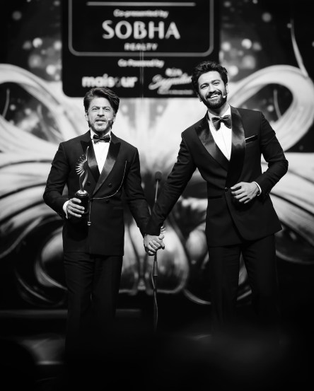 Vicky Kaushal and Shahrukh khan Hosting IIFA 2024