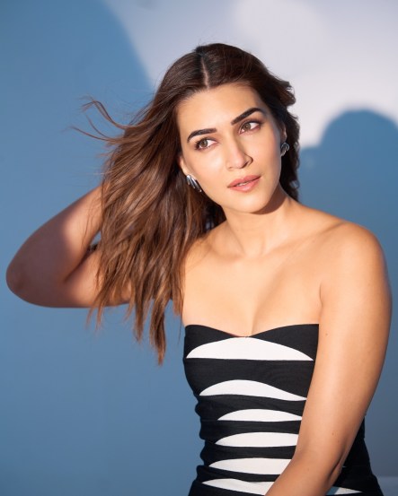 Kriti Sanon New Glamorous Looks 