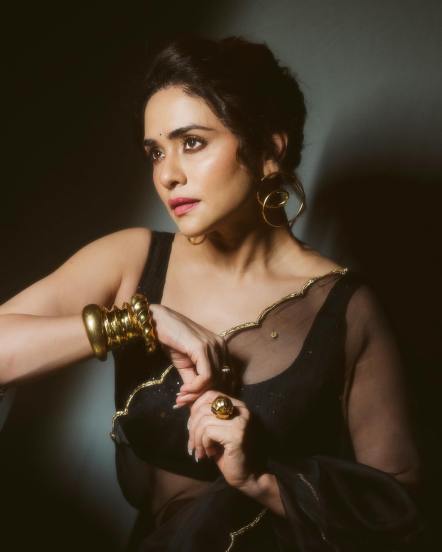 amruta khanvilkars new saree look