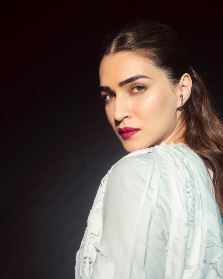 Kriti Sanon New Glamorous Looks 