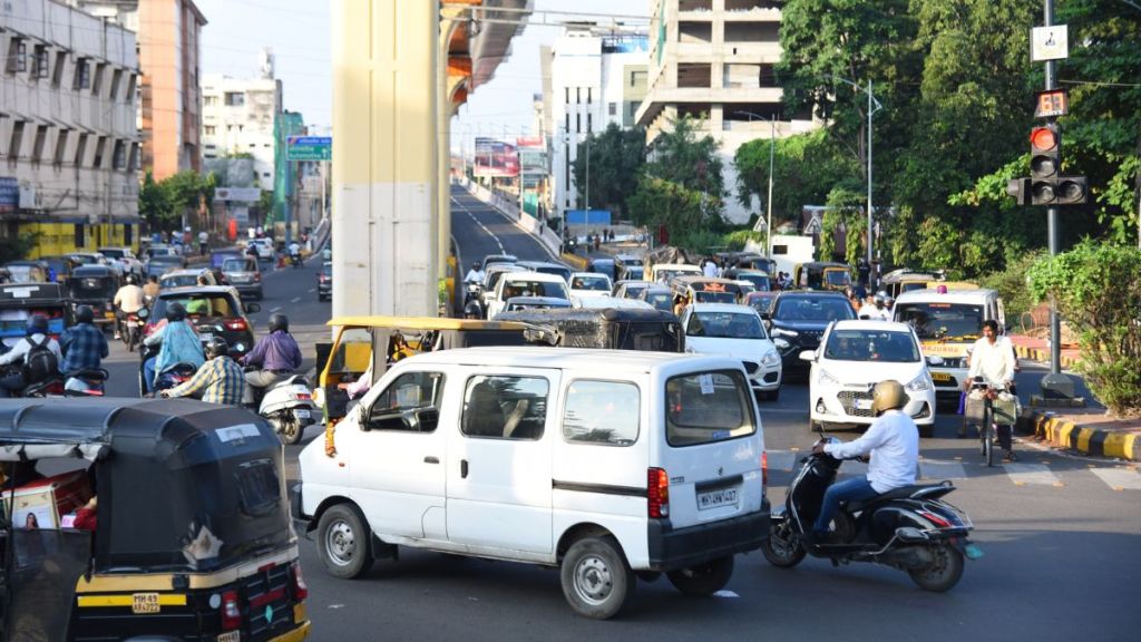 Traffic congestion due to vehicles coming from flyovers congregating in one area in nagpur