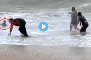 The little one was being swept away by the waves of the sea the people came running to save him Shocking video viral