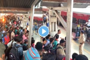 pune video crowd at pune railway station