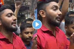 a Mumbaikar guy sings a amazing bhajan in Mumbai local train