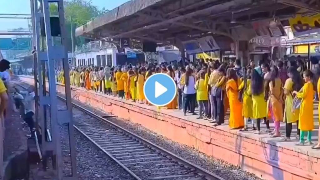 Colours of Navratri 2024 mumbai local train yellow colour video