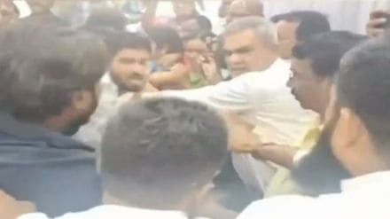 clash by Vanchit Bahujan Aghadi workers in Yogendra Yadavs meeting | योगेंद्र यादव यांच्या सभेत वंचितच्या कार्यकर्त्यांचा राडा; धक्काबुक्की, घोषणाबाजी अन् खुर्त्यांची ...