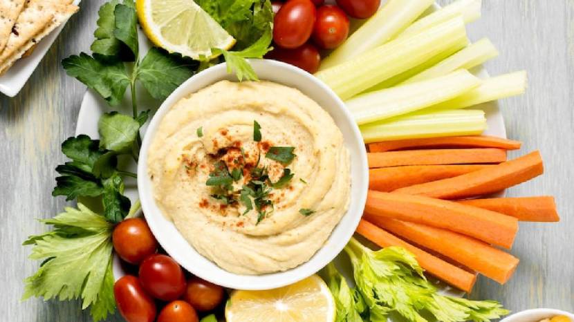 Vegetables with Hummus For Healthy Heart