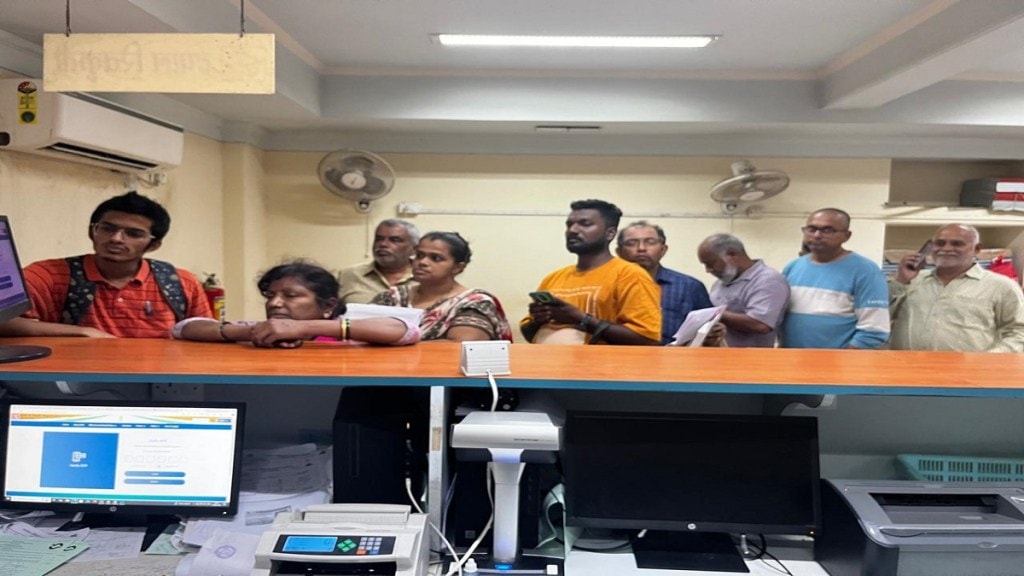 Queues of citizens, Dombivli Civic Facility Center,