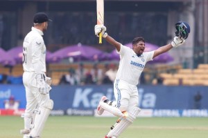 Sarfaraz Khan Hits Maiden Test Century in IND vs NZ Bengaluru Test Celebrates it with Running on Ground Watch Video