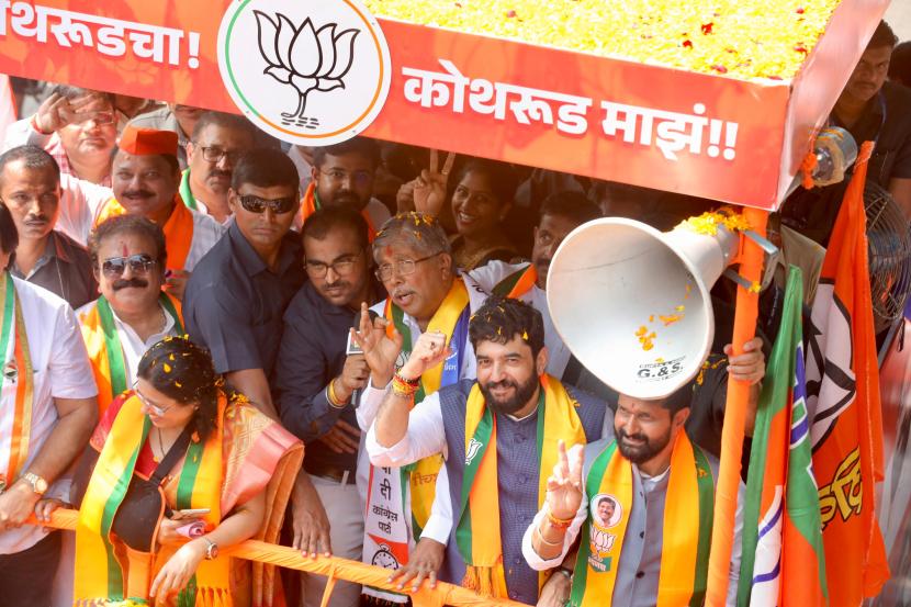 Chandrakant patil, BJP candidate from Kothrud constituency, road show on his way to filing nominations, maharashtra assembly elections