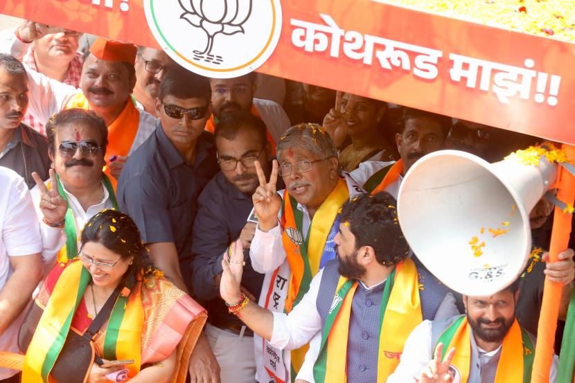 Chandrakant patil, BJP candidate from Kothrud constituency, road show on his way to filing nominations, maharashtra assembly elections