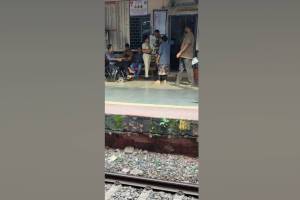 person injured while tyring to alight from local traina at dombivli station