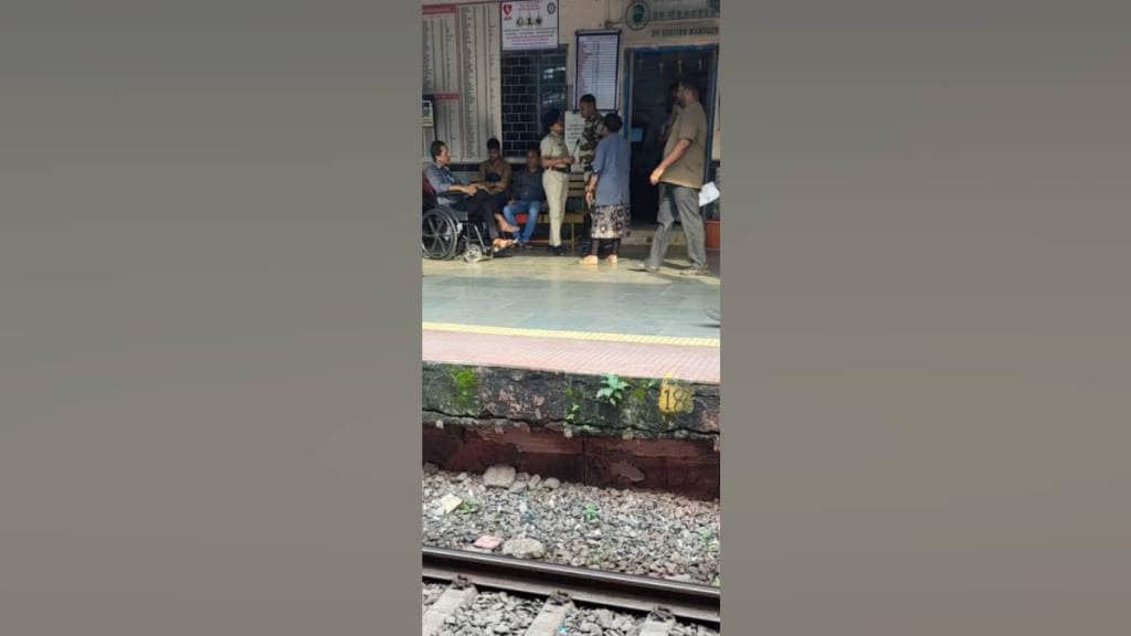 person injured while tyring to alight from local traina at dombivli station