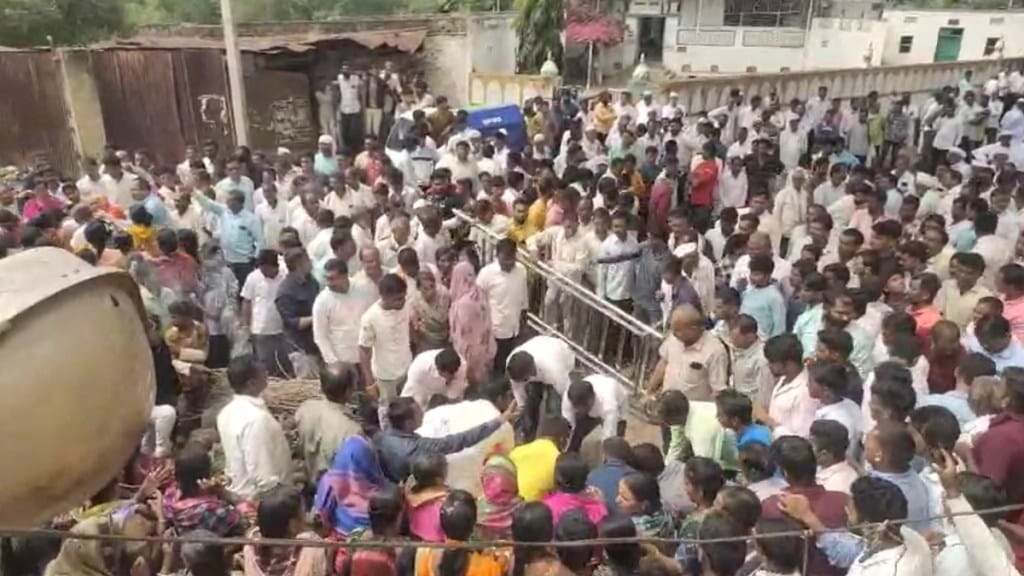 dead man cremated in front of golegaon gram panchayat in sillod