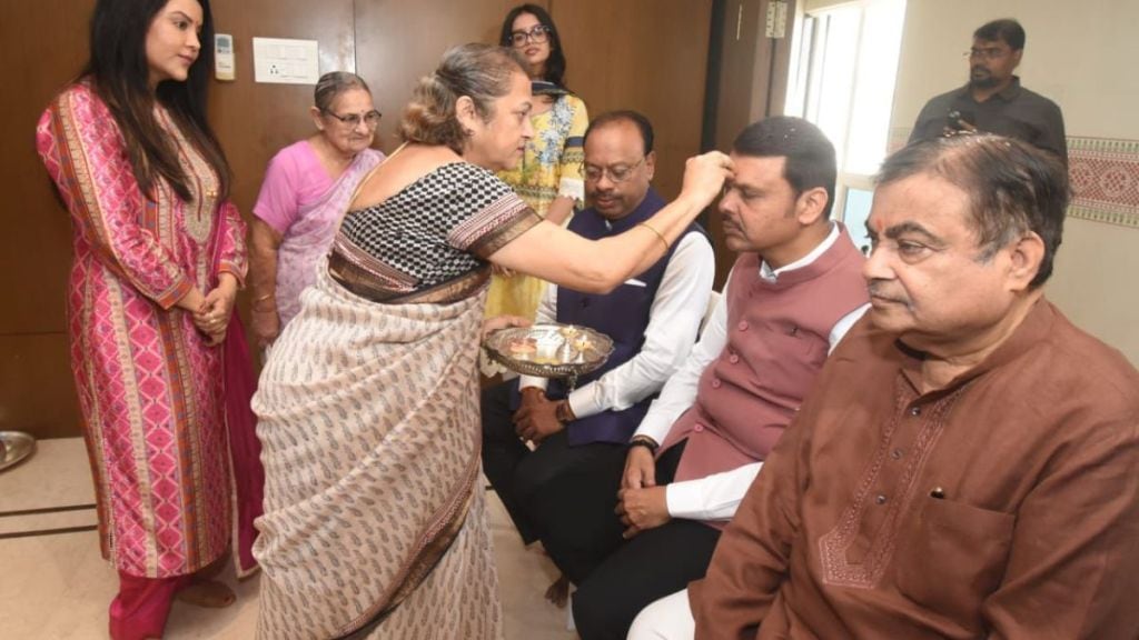 Devendra Fadnavis and Chandrasekhar Bankules blessing ceremony was held at Nitin Gadkaris residence