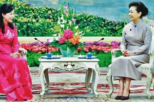 Peng Liyuan chats over tea with Vietnam's first lady