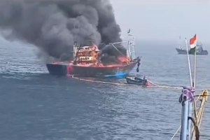 A sailor on a fishing boat in Ratnagiri cut off Tandela head and set the boat on fire