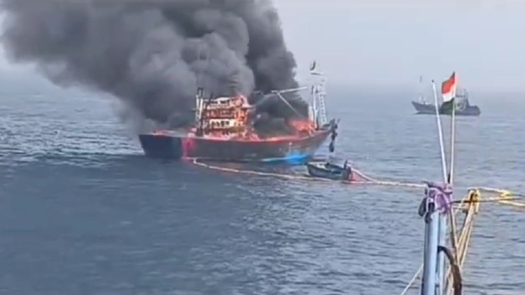 A sailor on a fishing boat in Ratnagiri cut off Tandela head and set the boat on fire