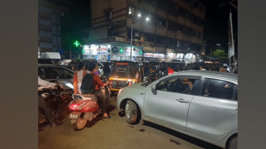 Dombivli west roads are stuck in traffic jams there is no traffic police servants deployed in evening hours