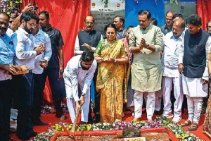 Loksatta sattakaran Proclamation by Chief Minister Eknath Shinde during Bhoomipujan of Marathi Bhasha Bhavan print politics news