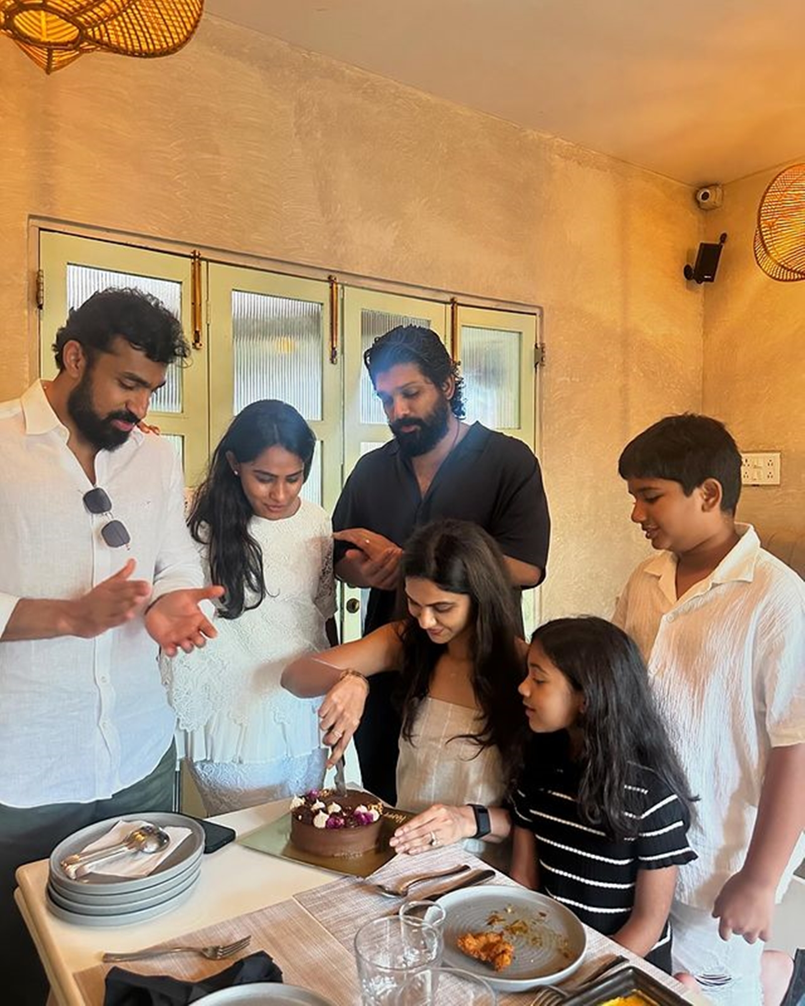 Allu Arjun surprises wife Sneha