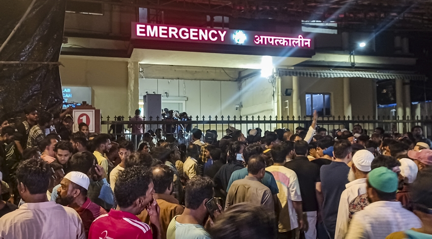  People gather outside the Lilavati Hospital 