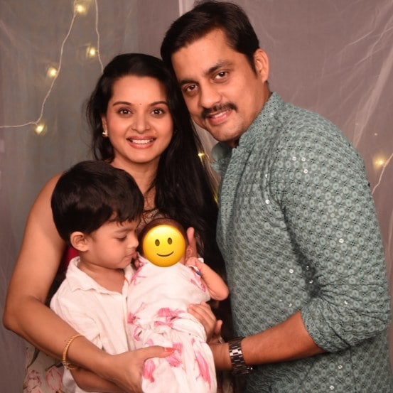 Sara Kahi Tichyasathi fame khushboo tawde shares first photo of daughter 