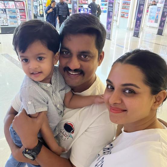 Sara Kahi Tichyasathi fame khushboo tawde shares first photo of daughter 