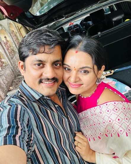 Sara Kahi Tichyasathi fame khushboo tawde shares first photo of daughter 