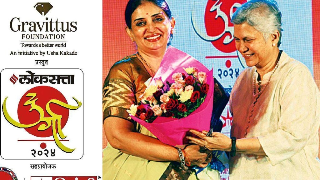 dr tara bhawalkar honored with loksatta durga lifetime achievement award