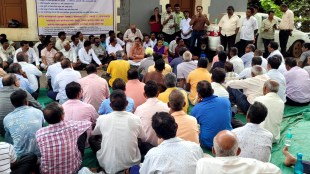 Protest by farmers and orchardists in front of the district magistrate office