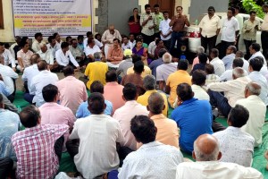 Protest by farmers and orchardists in front of the district magistrate office