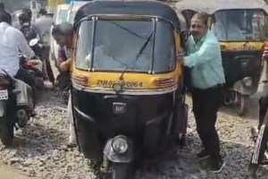 vehicle got stuck on the railway track due to gravel stone at mothagaon village in dombivli