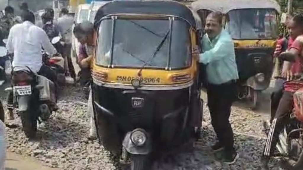 vehicle got stuck on the railway track due to gravel stone at mothagaon village in dombivli