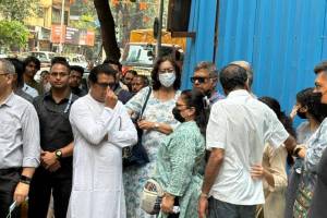 MNS President Raj Thackeray visited Atul Parchures residence in Dadar and paid his last respect