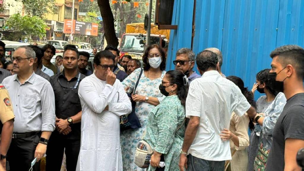 MNS President Raj Thackeray visited Atul Parchures residence in Dadar and paid his last respect